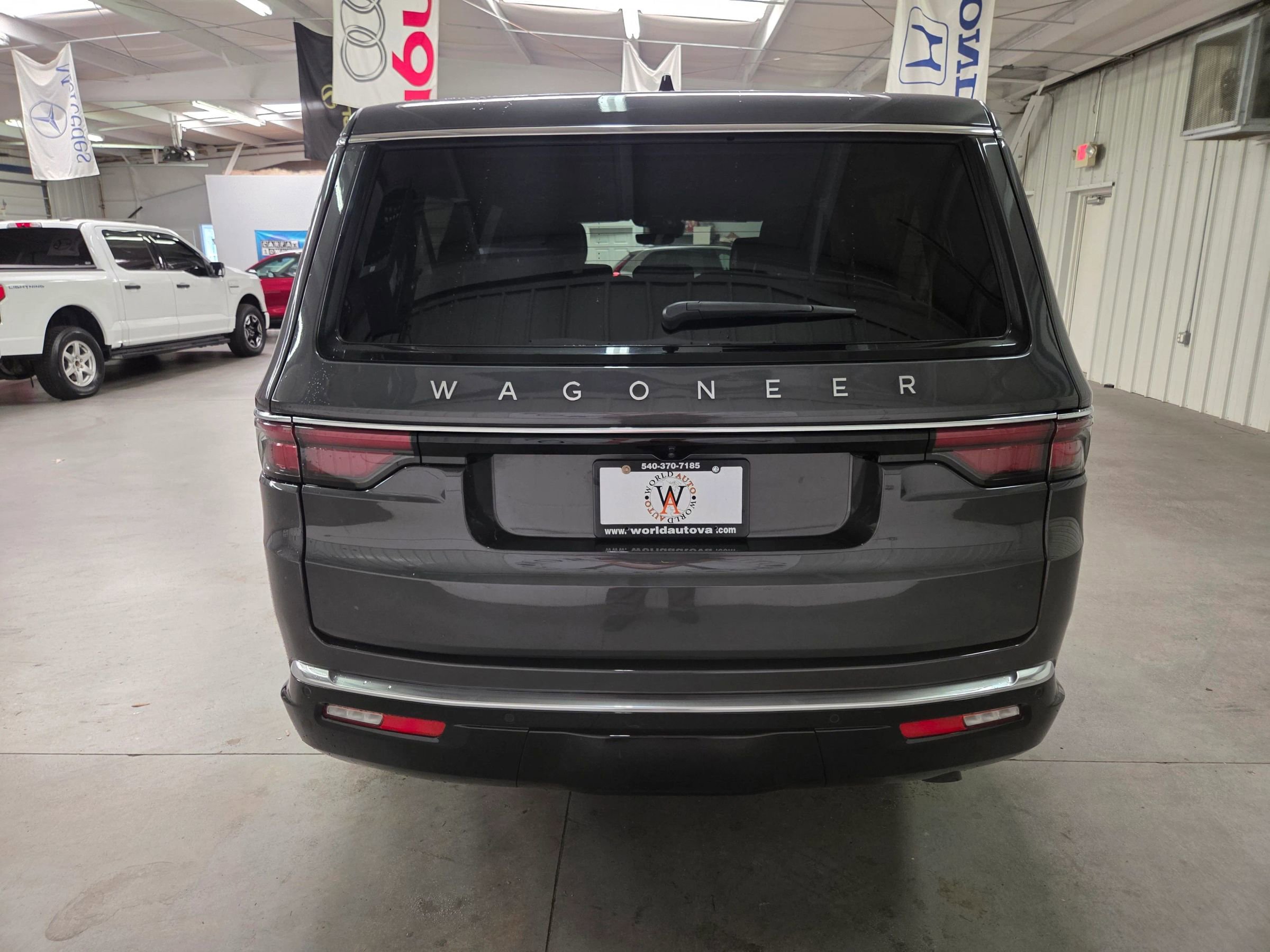 Used 2025 Jeep Wagoneer L Series II w/ 8-pass Seating Package AWD/4WD image 6