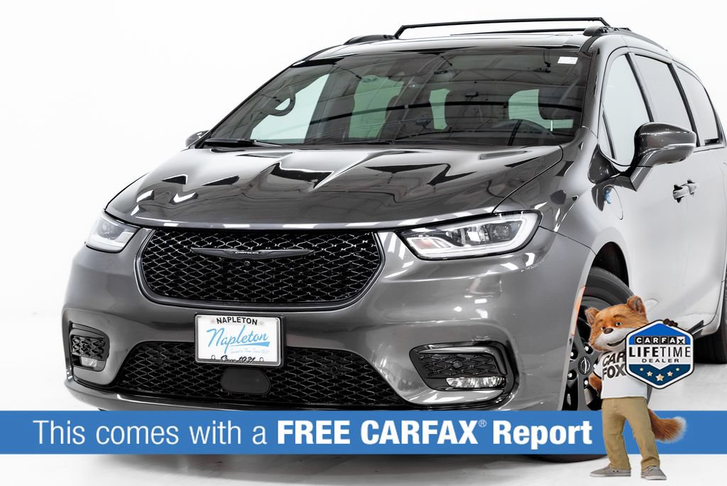 Used 2022 Chrysler Pacifica Limited w/ S Appearance Package FWD image 2