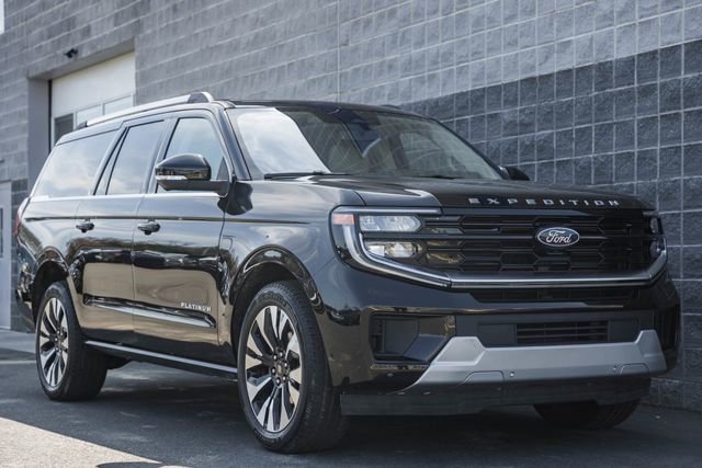 Used 2025 Ford Expedition Max Platinum w/ Driver's Package image 2