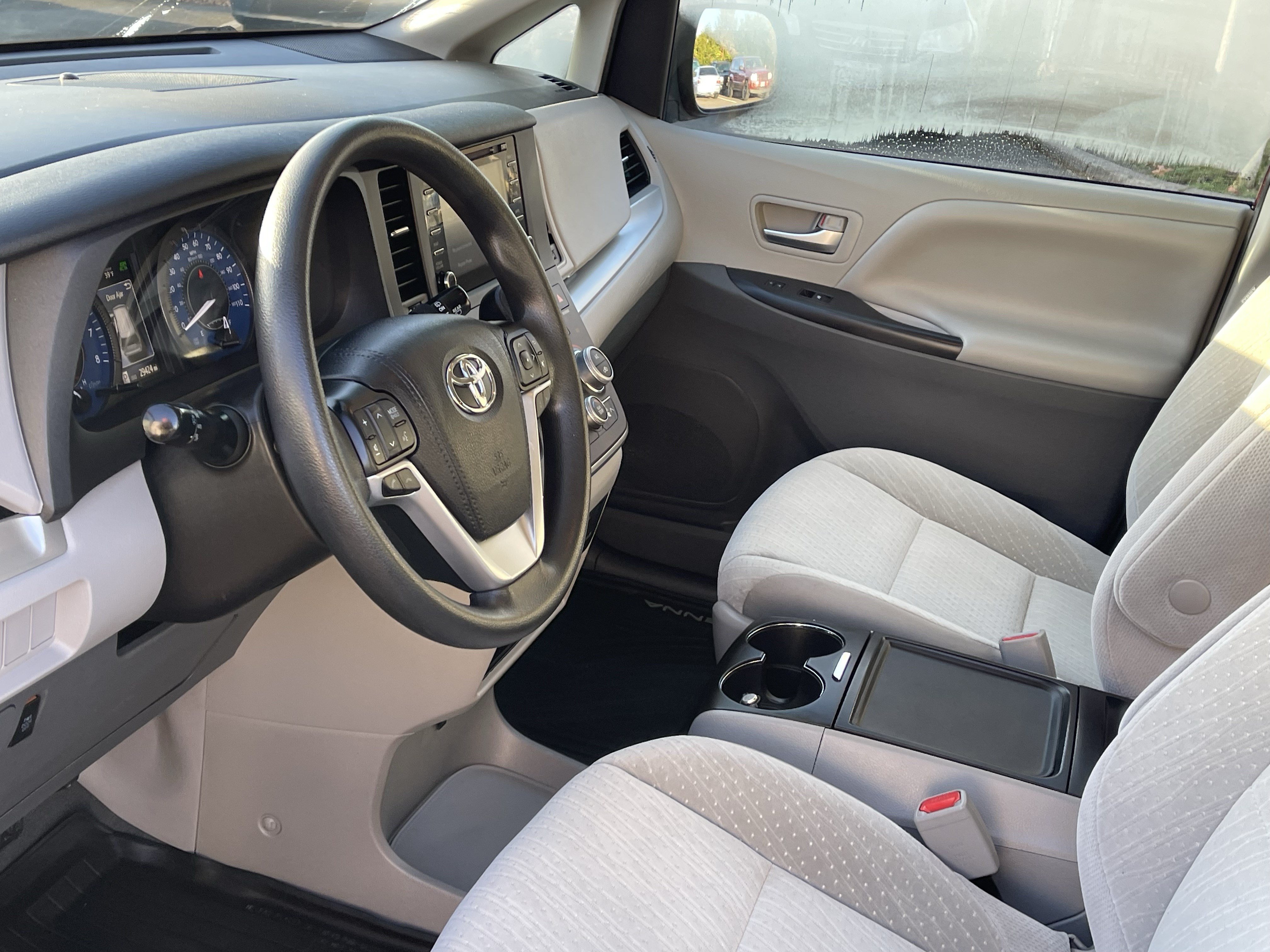 Used 2020 Toyota Sienna LE w/ LE Preferred Package FWD image 9
