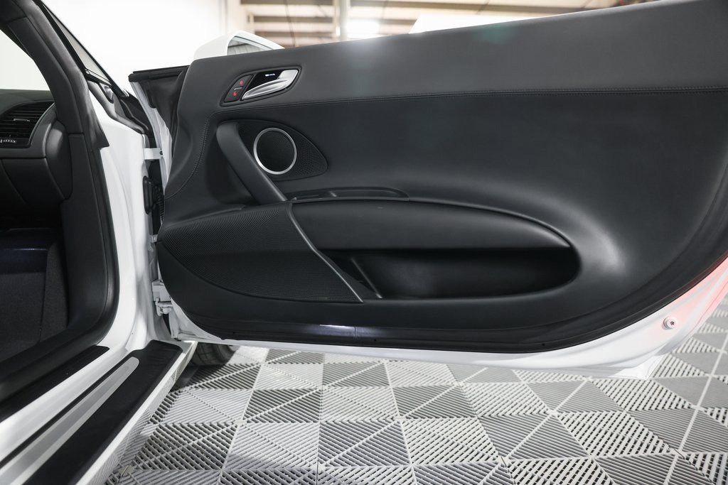 Used 2015 Audi R8 V8 w/ Extended Leather Package image 20