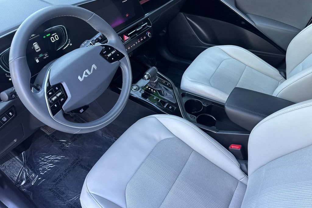 Used 2025 Kia Niro EX FWD image 3