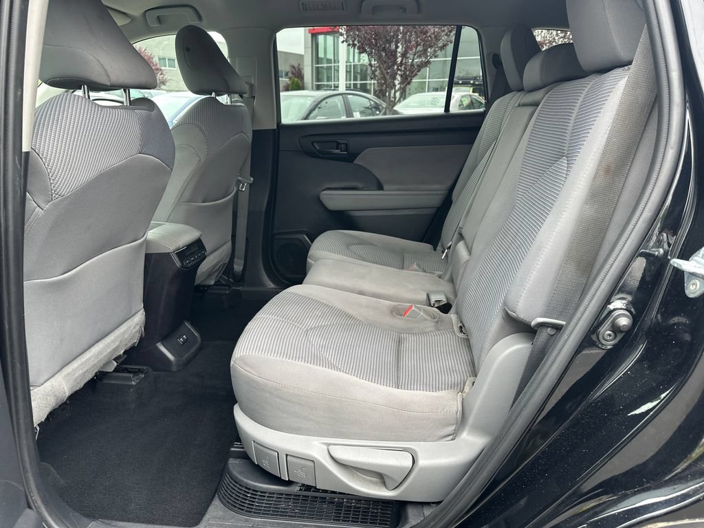 Used 2021 Toyota Highlander LE AWD/4WD image 14