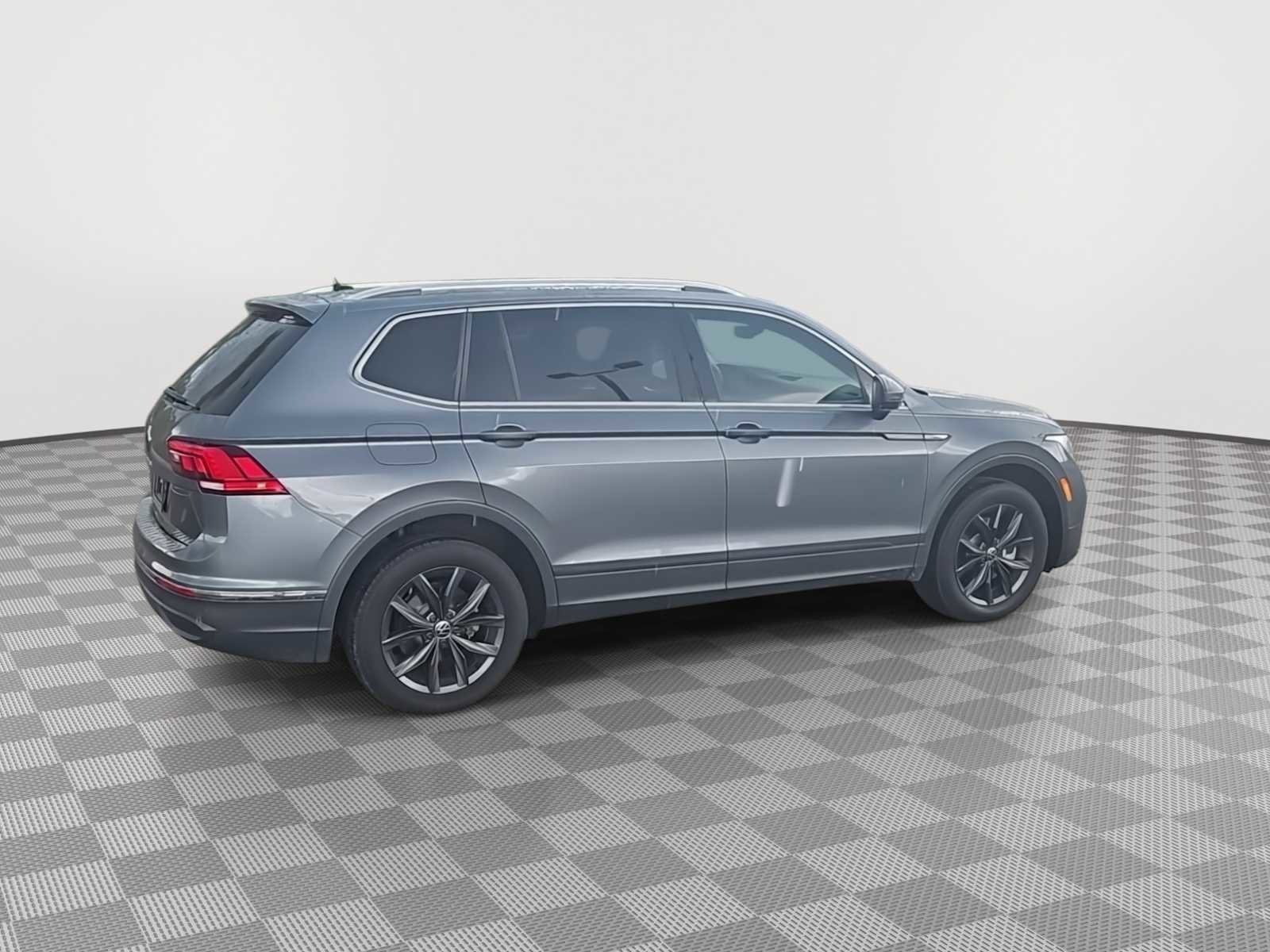 Used 2024 Volkswagen Tiguan SE FWD image 9