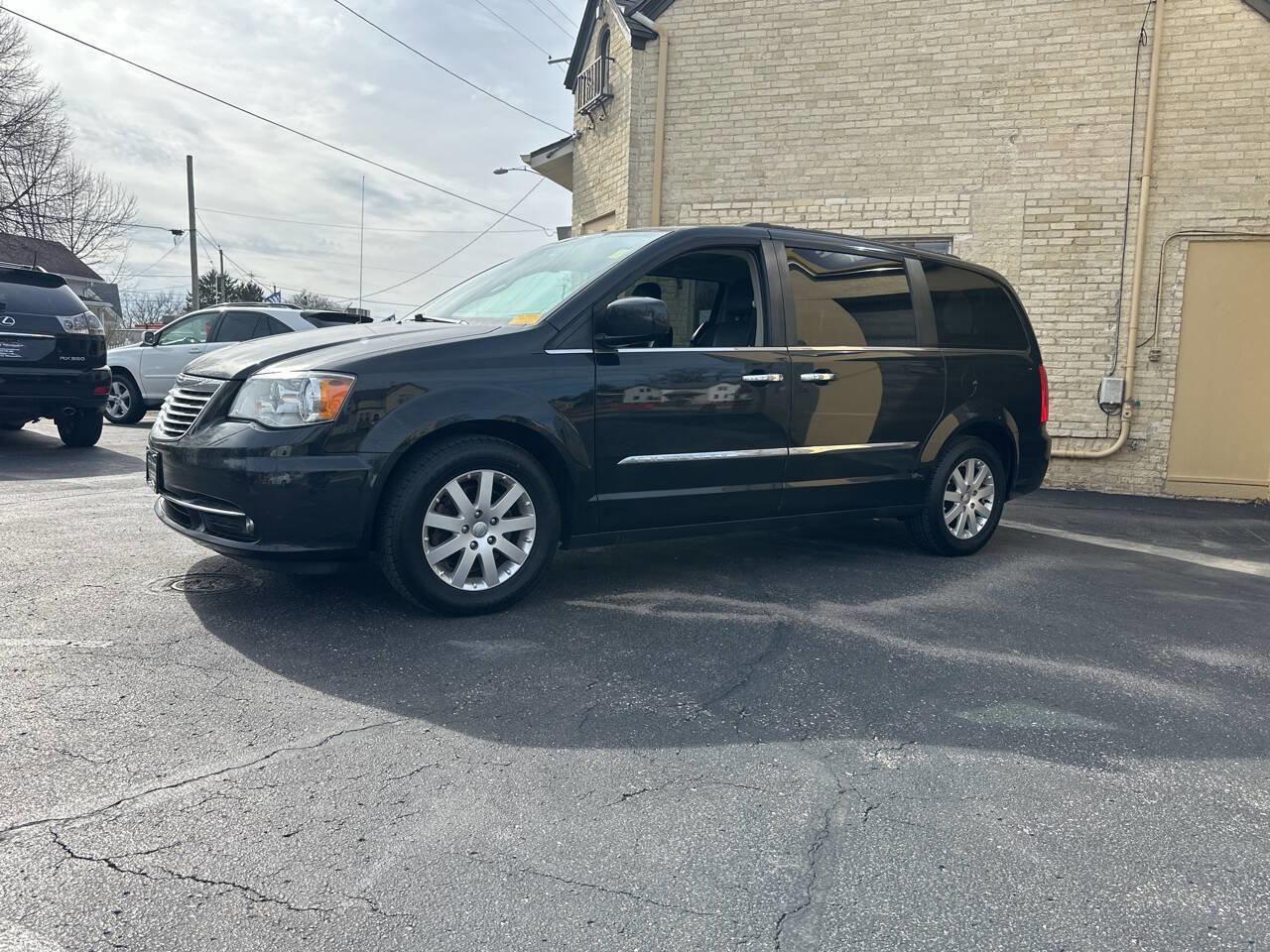 Used 2016 Chrysler Town & Country Touring w/ Driver Convenience Group image 1