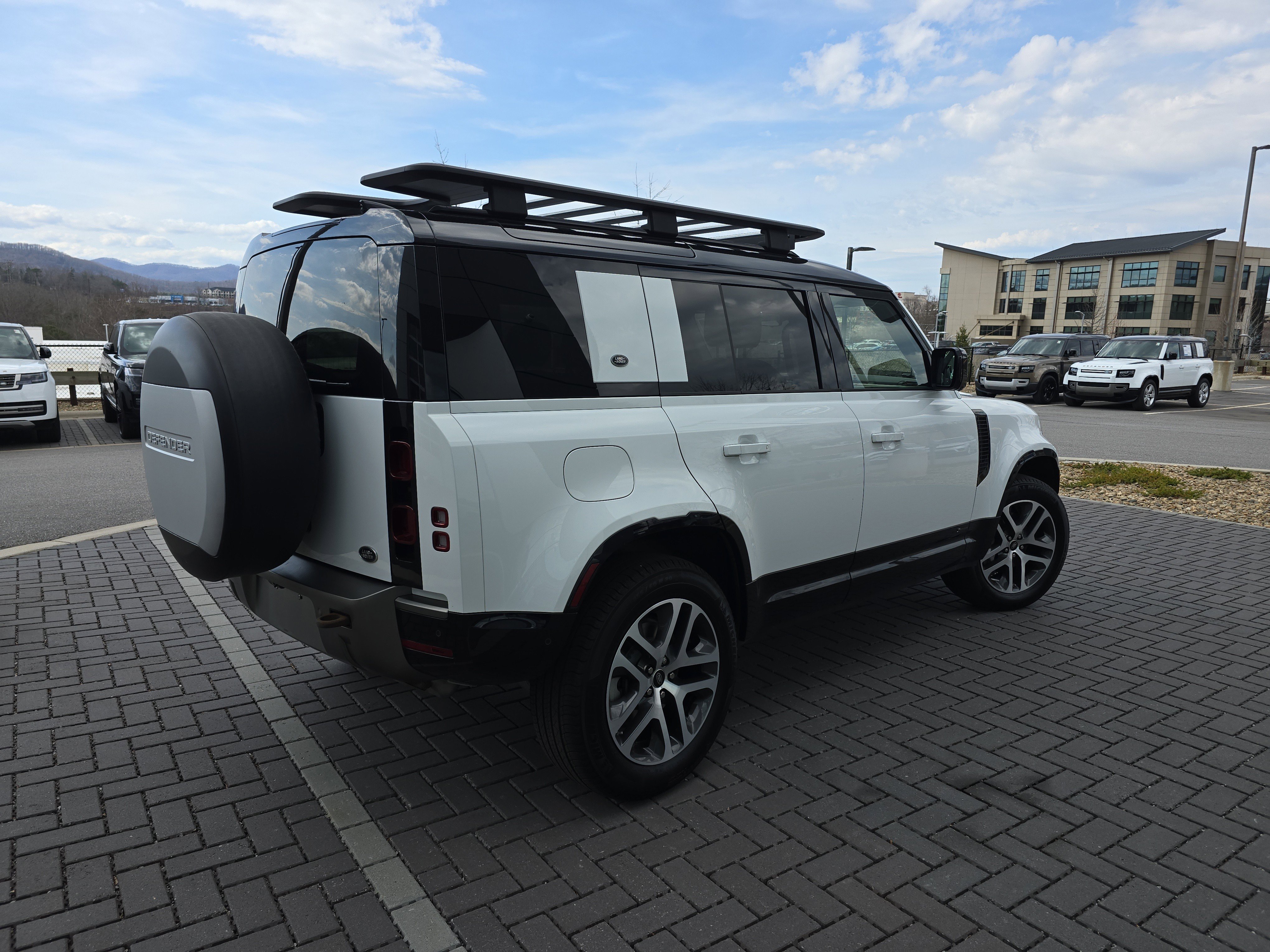 Used 2021 Land Rover Defender 110 X-Dynamic HSE image 5