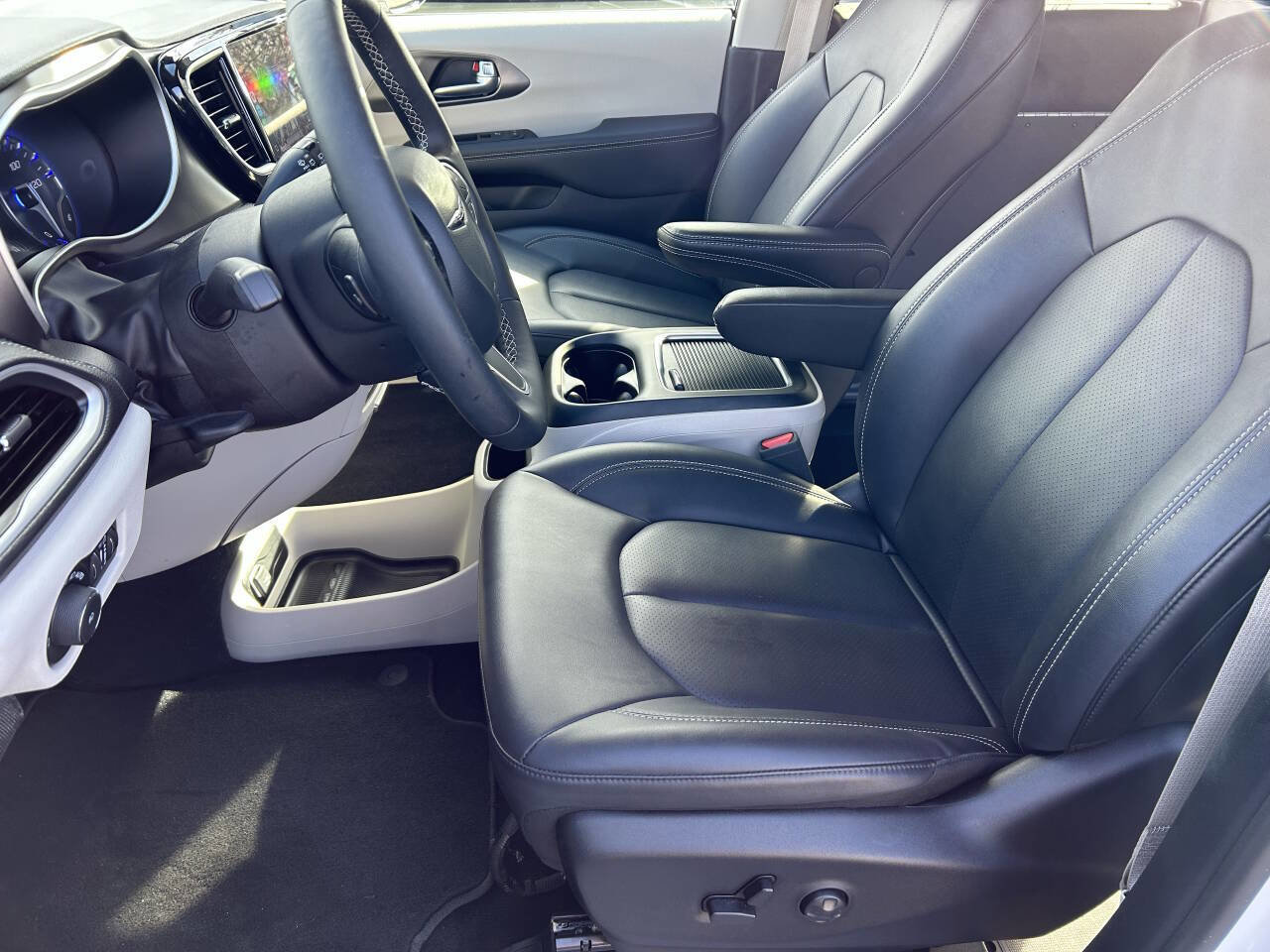 Used 2024 Chrysler Pacifica Touring-L image 21