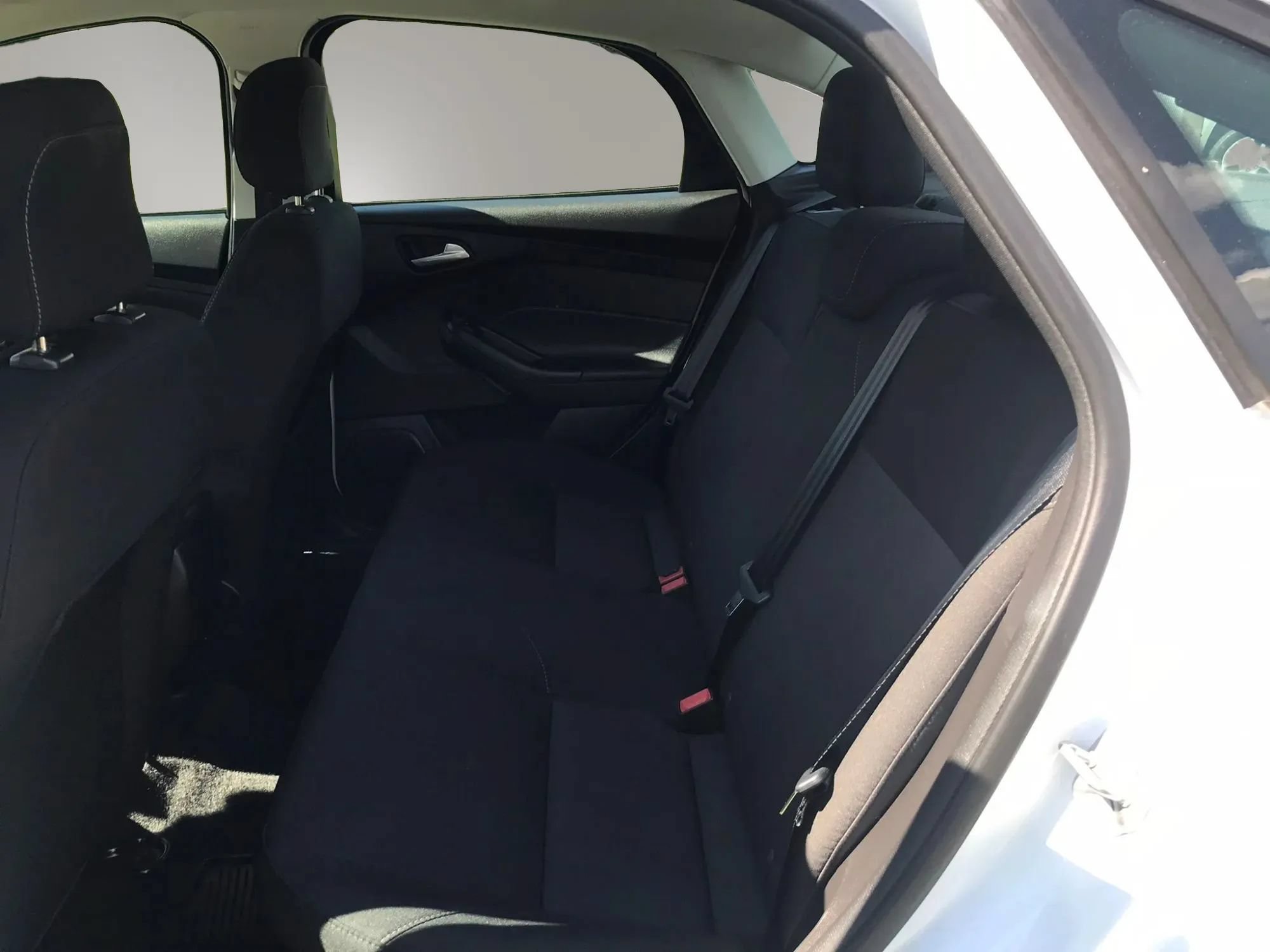 Used 2018 Ford Focus SE w/ SE Appearance Package FWD image 30