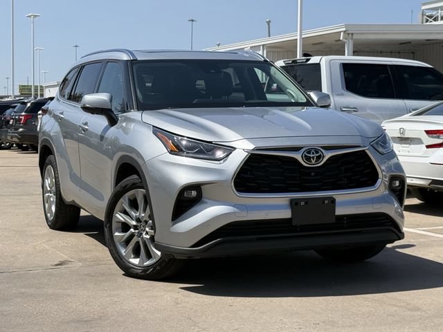 Used 2023 Toyota Highlander Limited FWD image 2