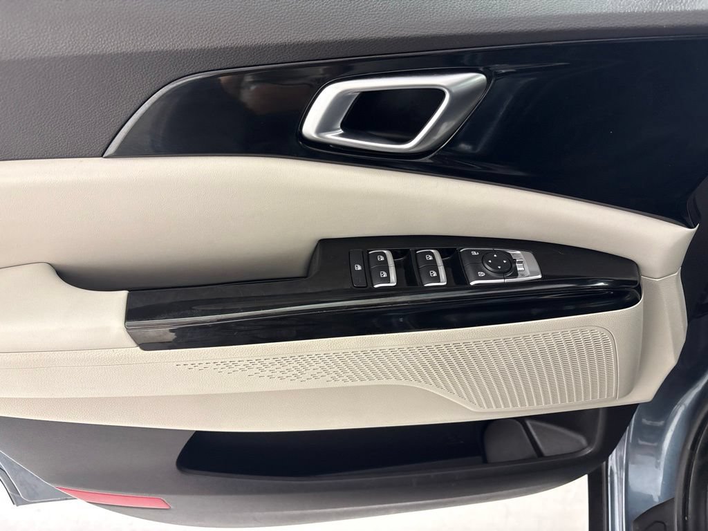 Used 2023 Kia Carnival EX FWD image 24