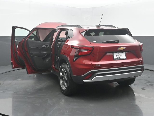 Used 2024 Chevrolet Trax LT w/ Sunroof Package FWD image 54