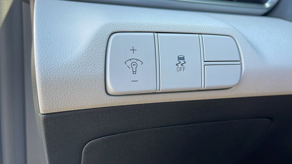 New 2025 Hyundai Elantra Limited image 25