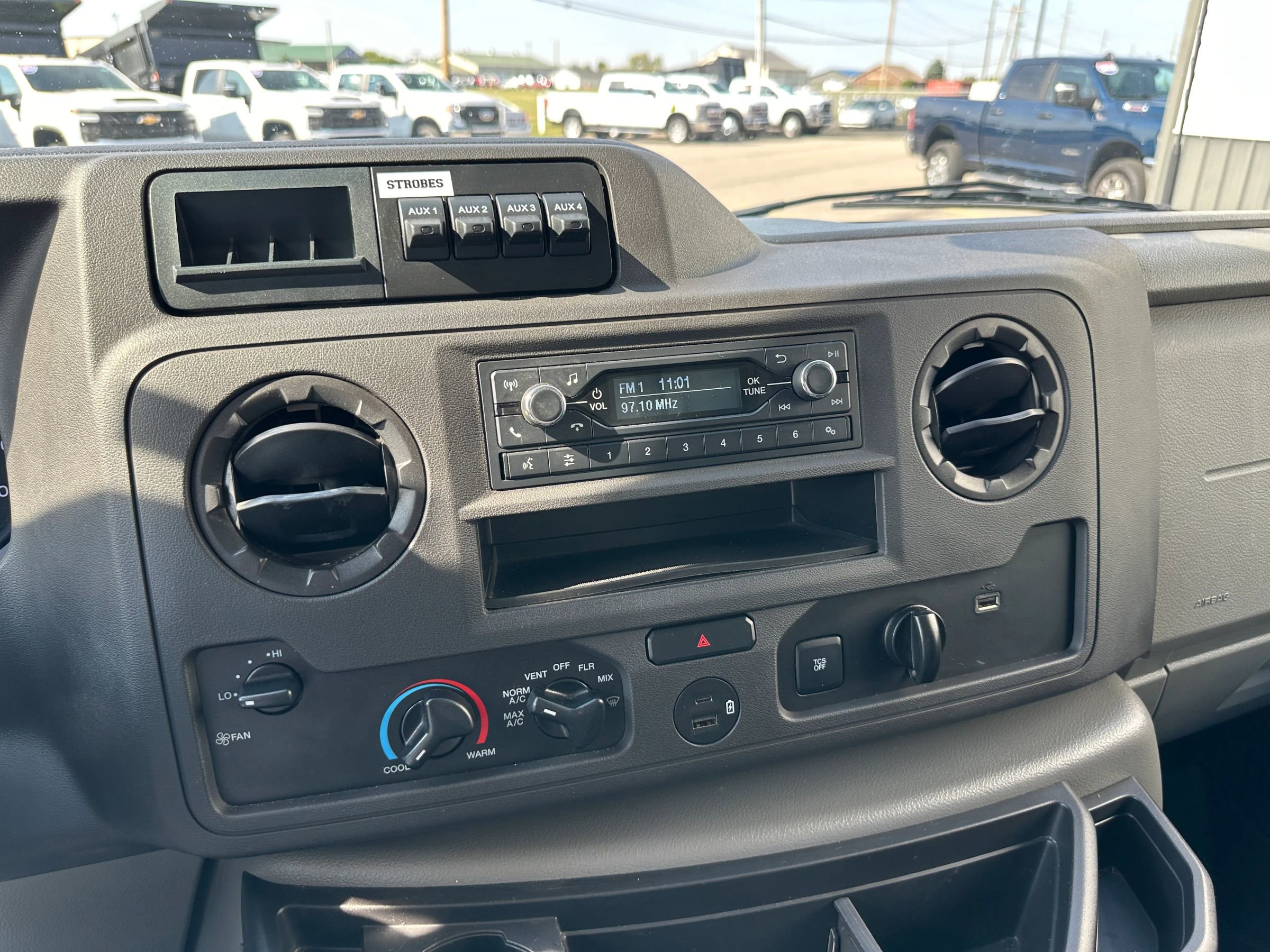 Used 2024 Ford E-450 and Econoline 450 Super Duty w/ Power Windows & Locks Group image 30