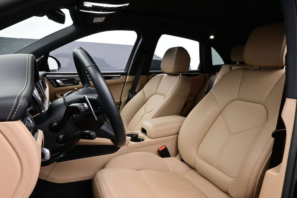 Certified 2025 Porsche Macan AWD/4WD image 5