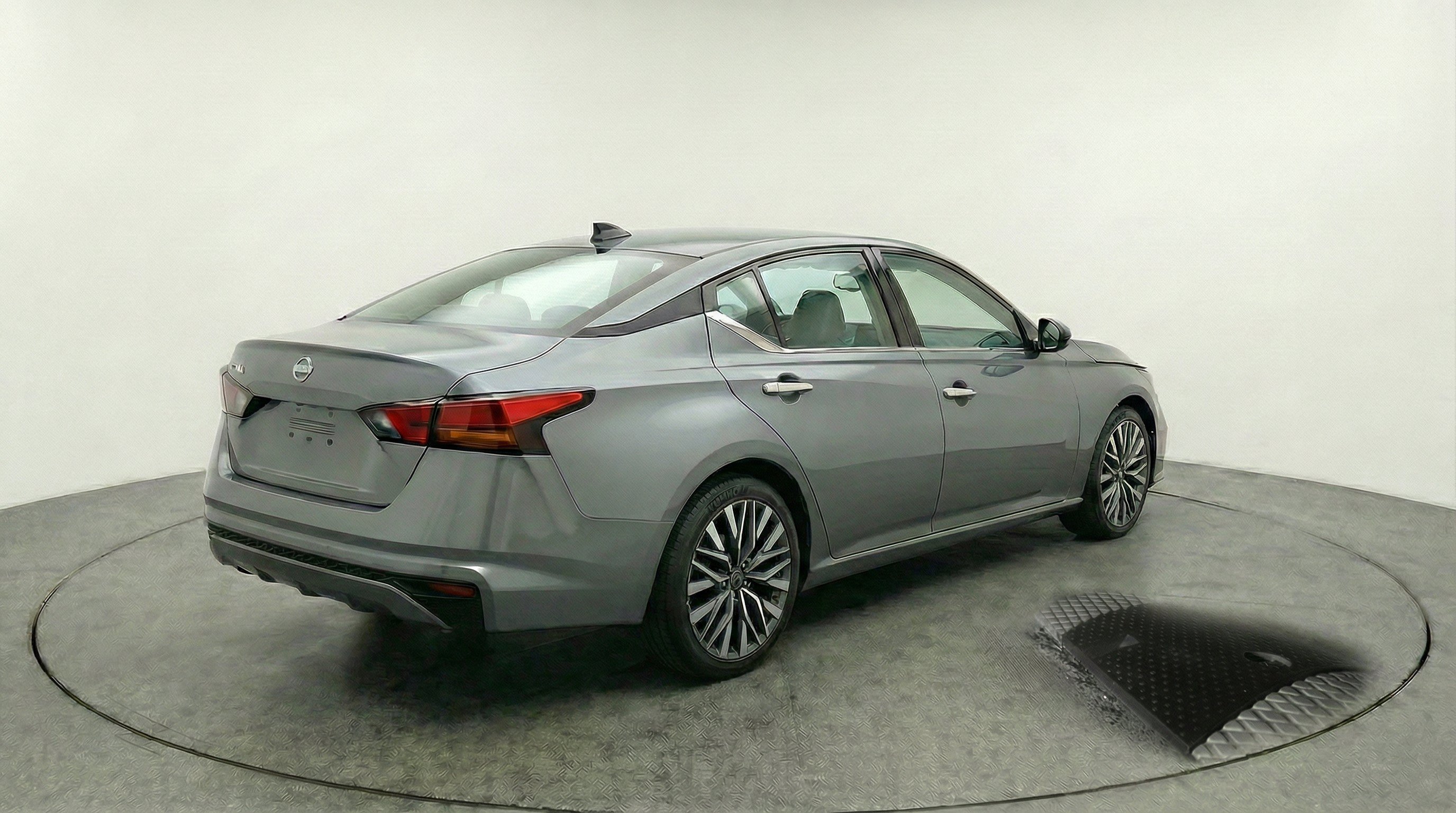 Used 2025 Nissan Altima 2.5 SV FWD image 9
