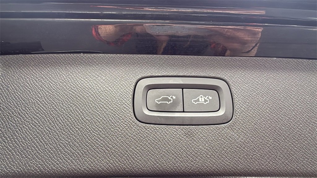 Certified 2025 Volvo XC90 B6 Plus image 31