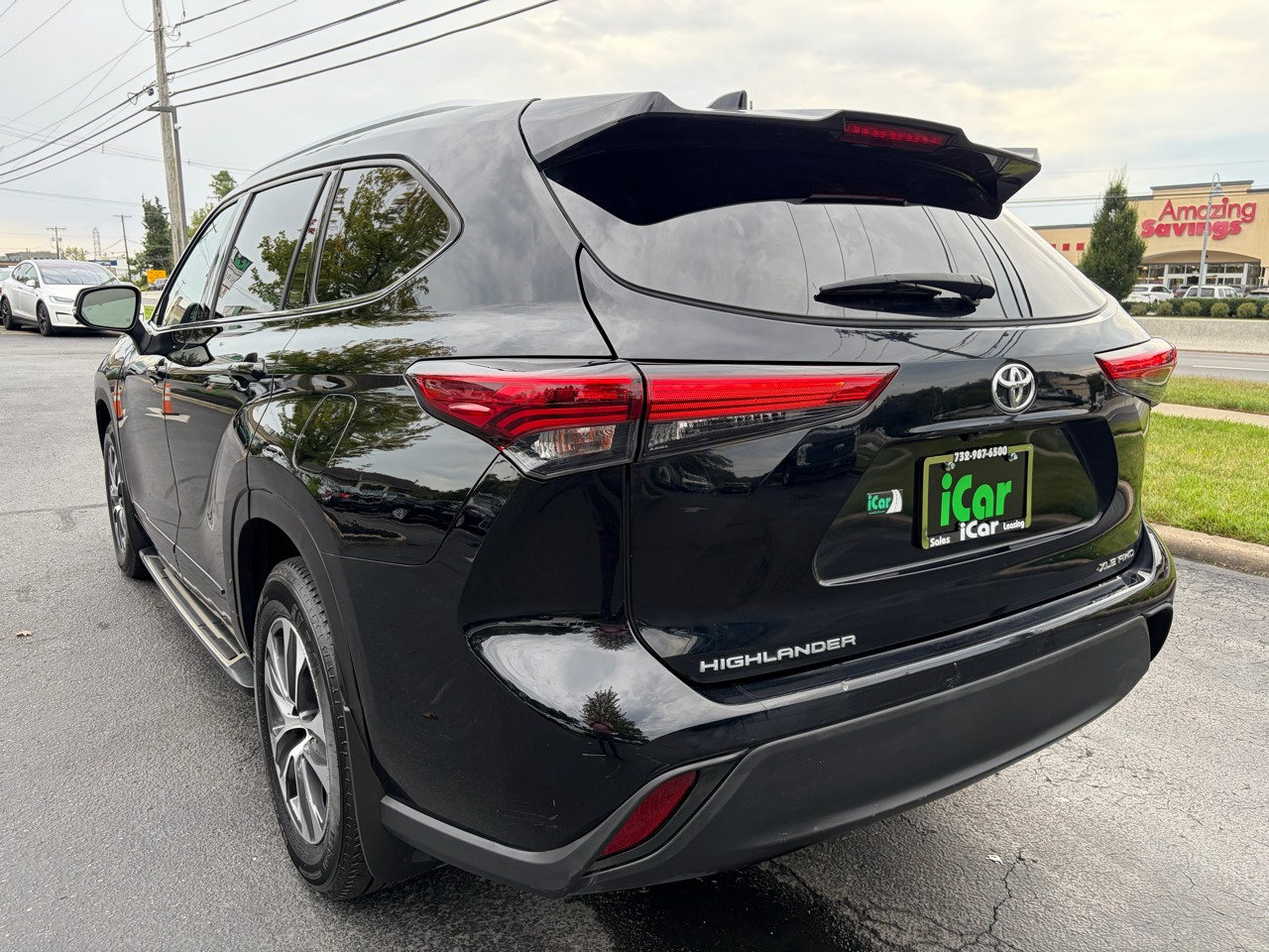 Used 2021 Toyota Highlander XLE image 9