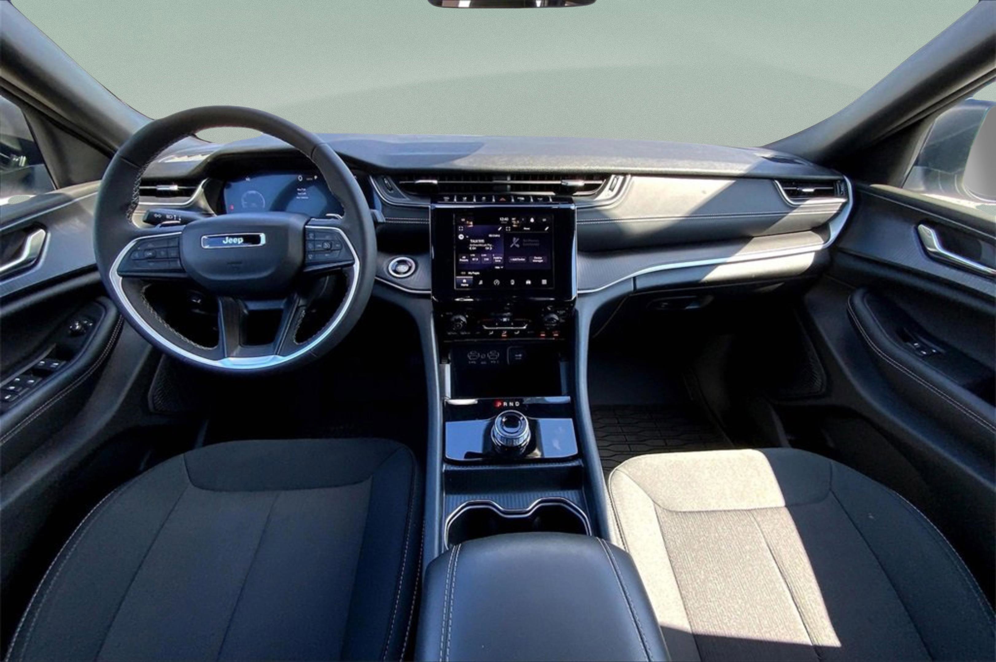 Used 2025 Jeep Grand Cherokee Laredo X image 16