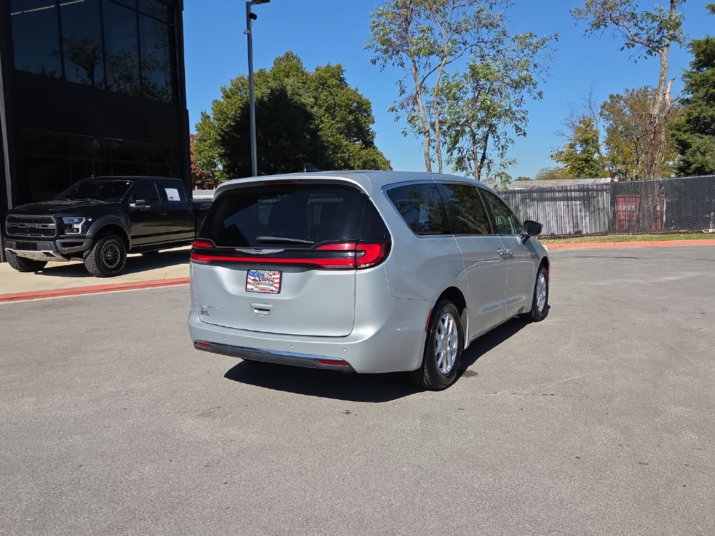 Used 2023 Chrysler Pacifica Touring-L FWD image 4