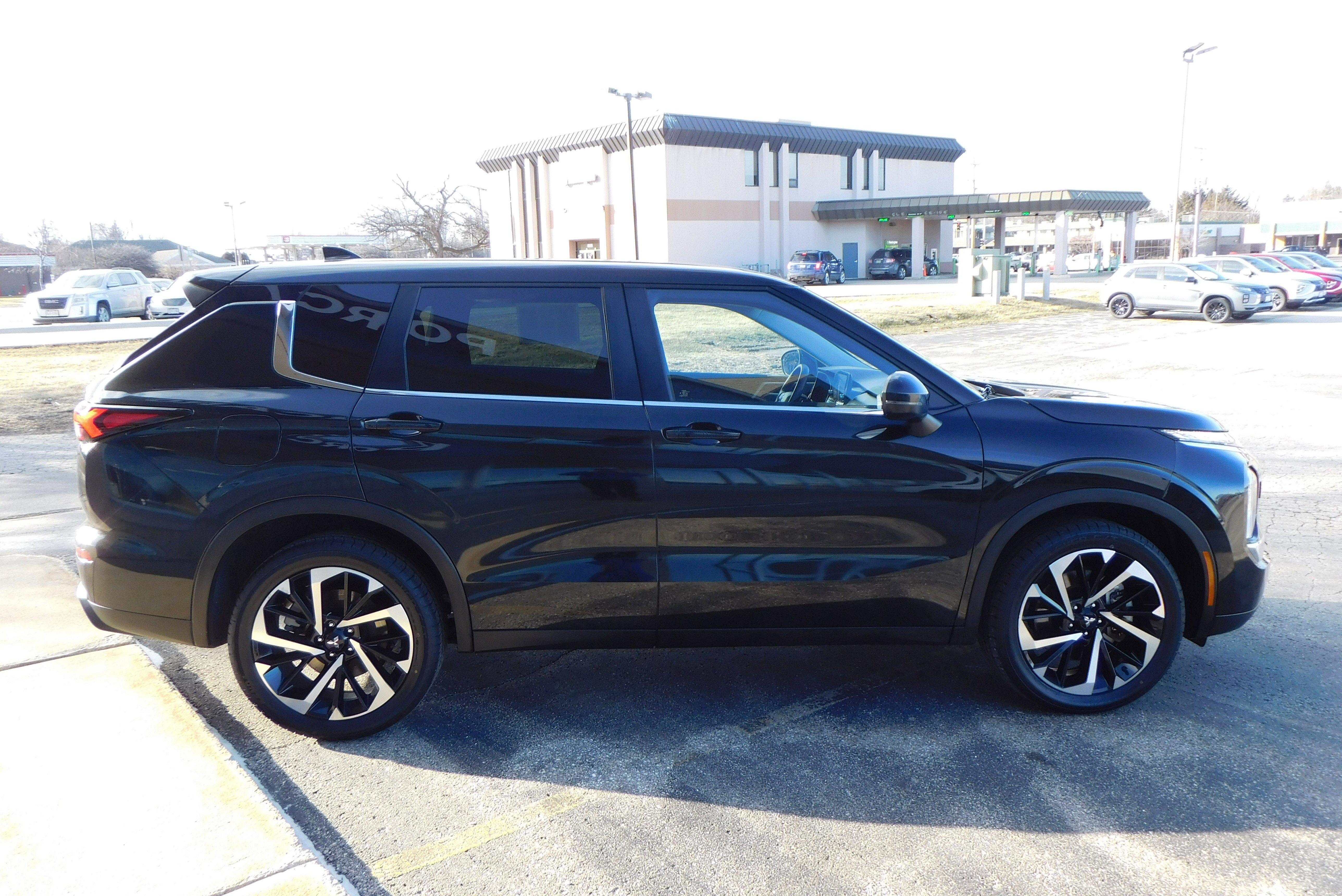 Used 2022 Mitsubishi Outlander ES image 6