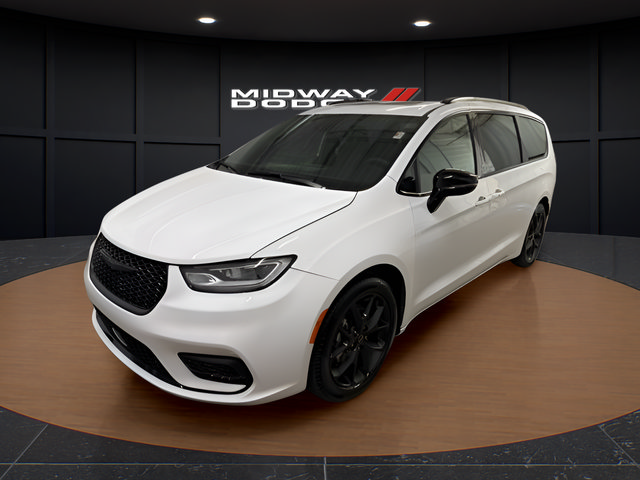 Used 2025 Chrysler Pacifica Limited FWD image 2