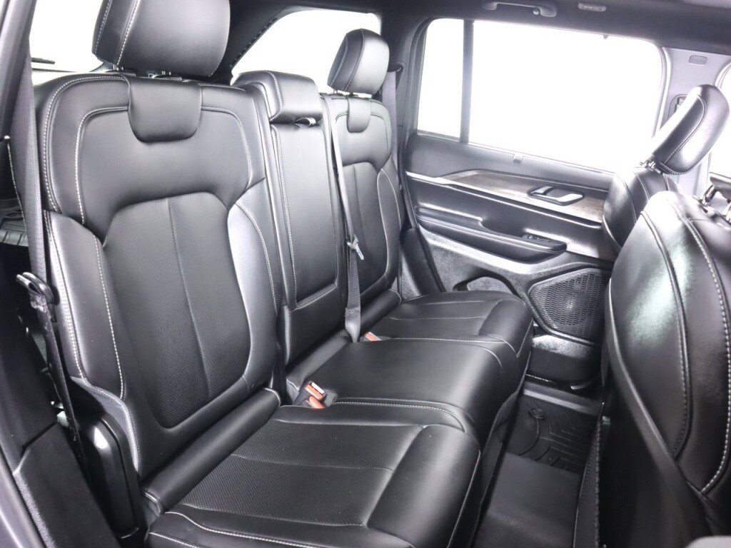 Used 2025 Jeep Grand Cherokee Limited w/ Luxury Tech Group II RWD image 40