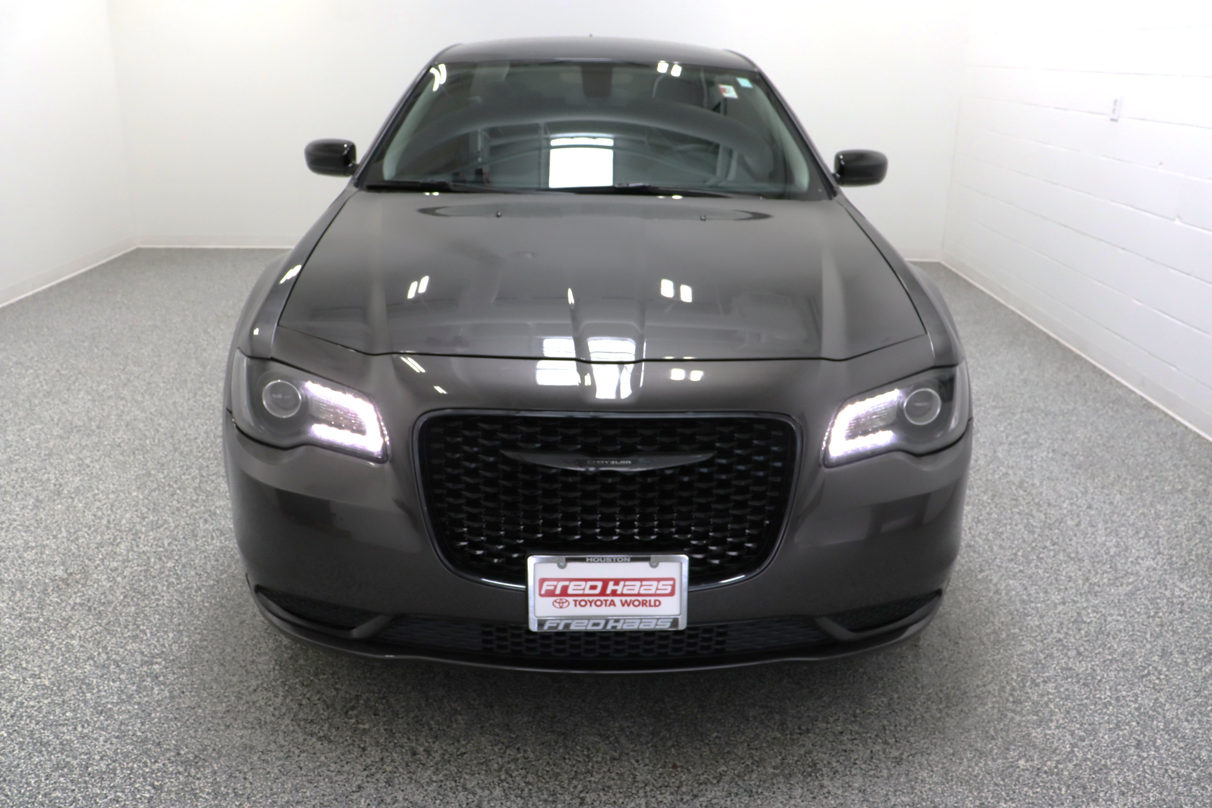 Used 2023 Chrysler 300 Touring w/ Sport Appearance Package RWD image 3