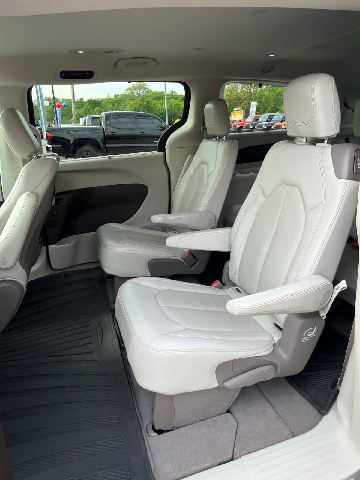 Used 2020 Chrysler Pacifica Touring-L Plus image 11