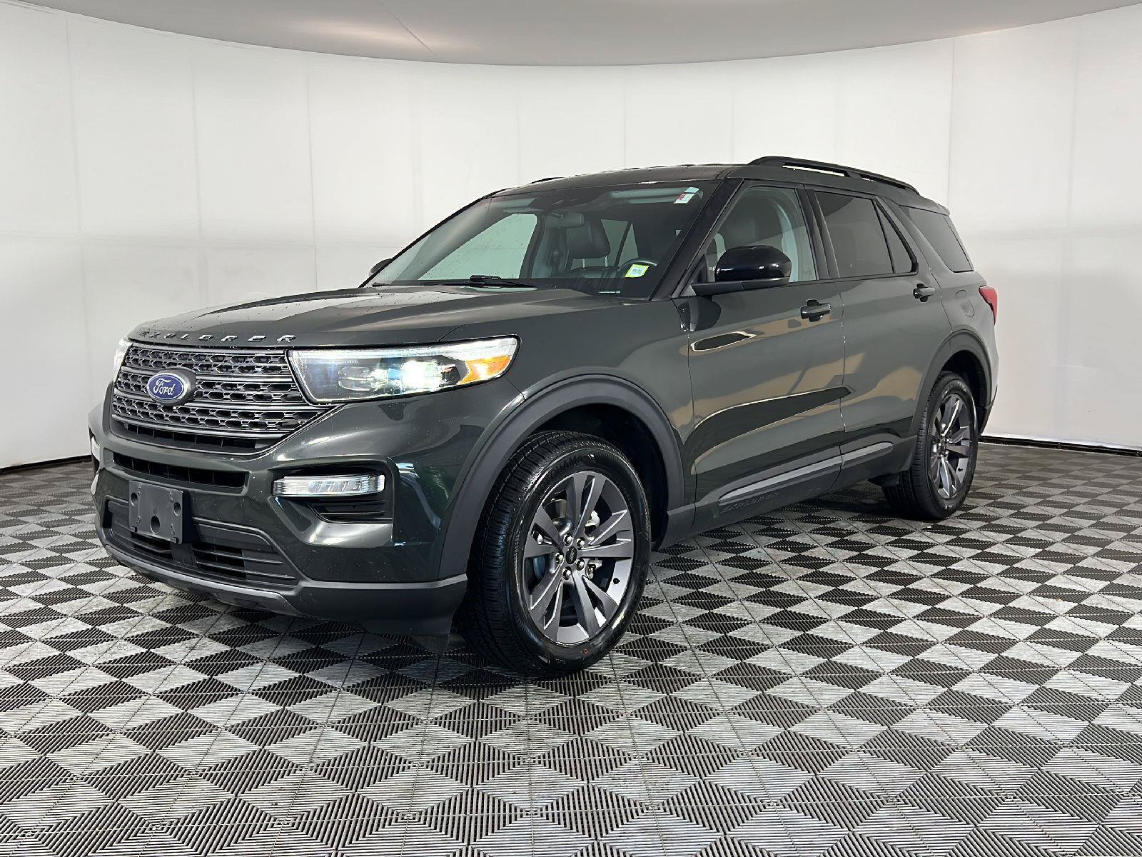 Used 2022 Ford Explorer XLT w/ Equipment Group 202A AWD/4WD image 12