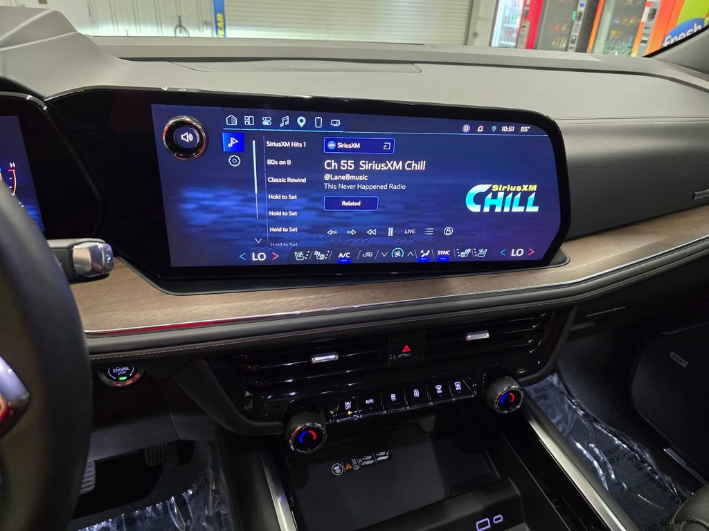 Used 2025 Chevrolet Suburban High Country RWD image 24