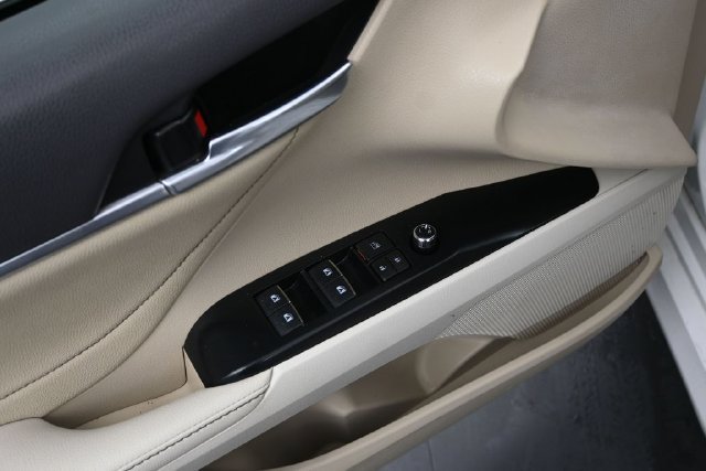 Used 2018 Toyota Camry XLE FWD image 13