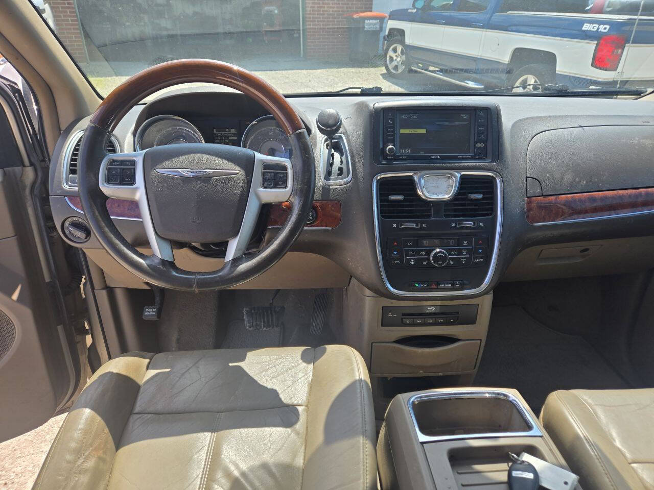 Used 2015 Chrysler Town & Country Limited Platinum FWD image 11
