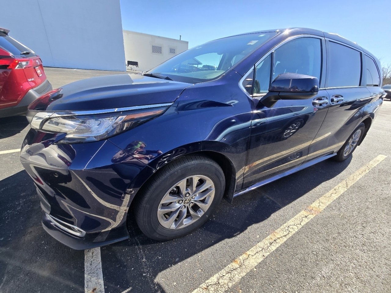 Used 2022 Toyota Sienna XLE image 3