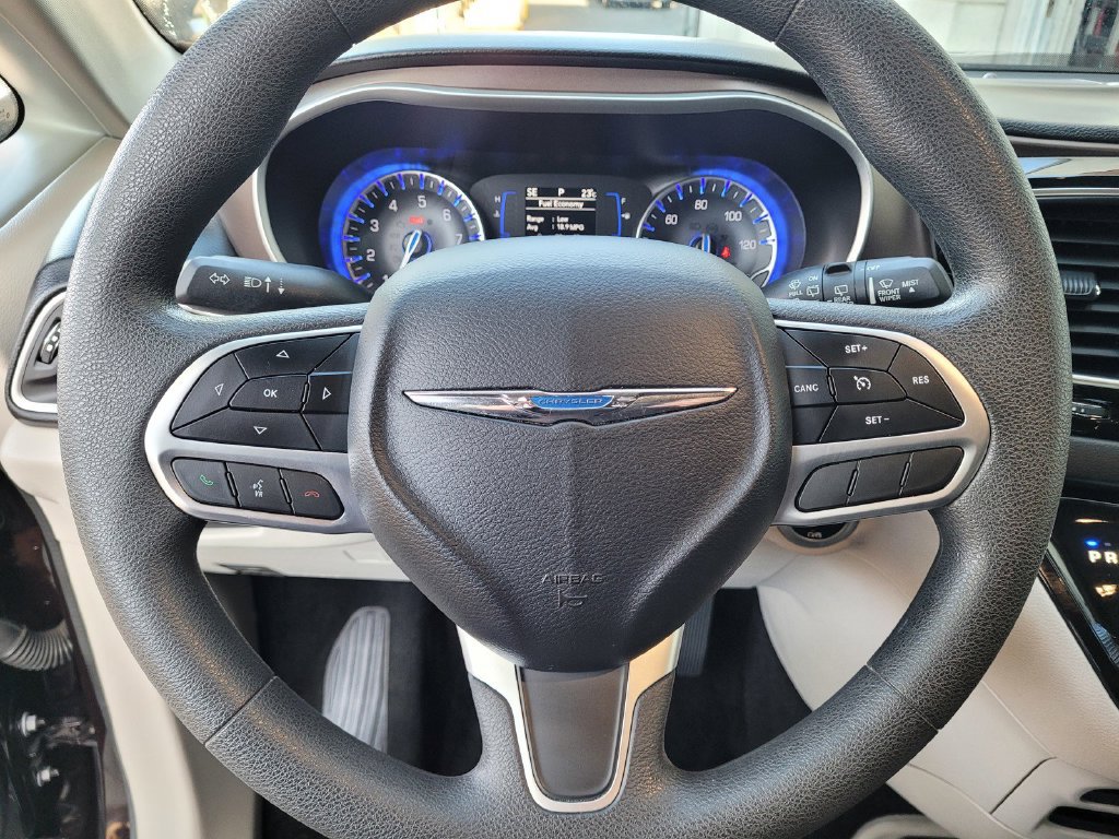 Used 2018 Chrysler Pacifica Touring Plus FWD image 16