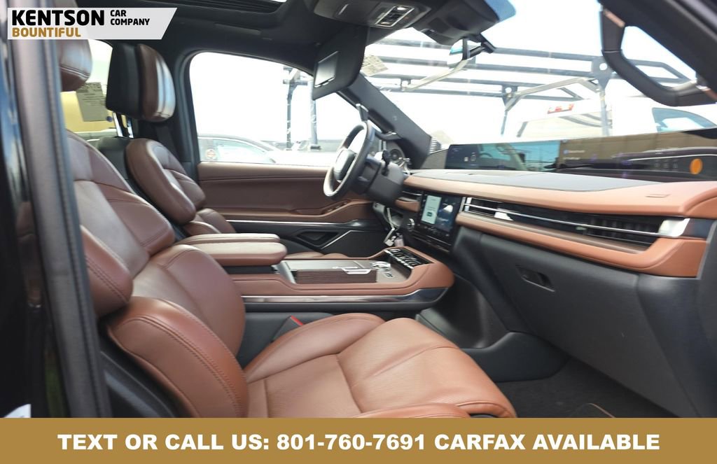 Used 2025 Lincoln Navigator Reserve AWD/4WD image 4