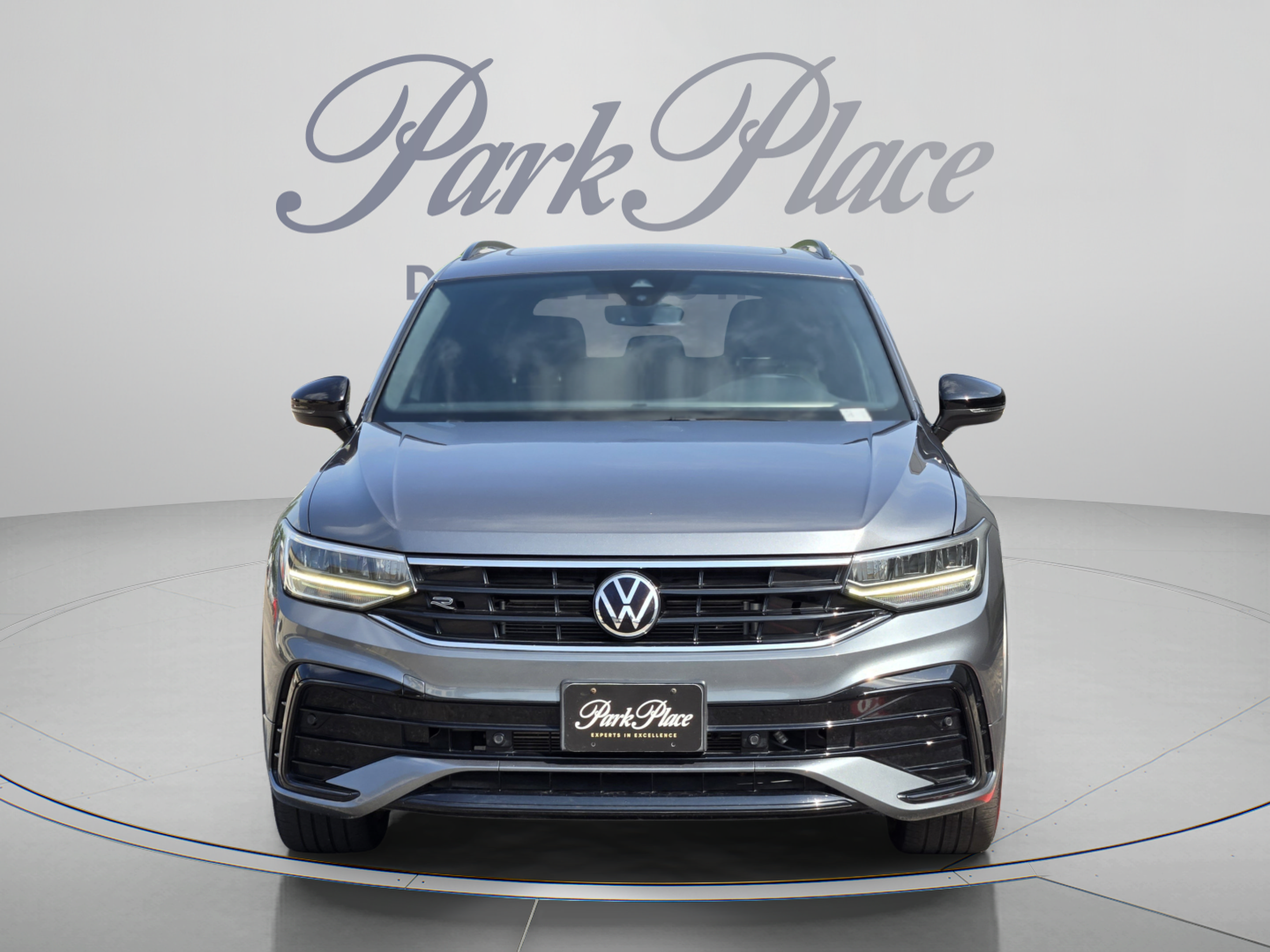 Used 2023 Volkswagen Tiguan SE R-Line FWD image 9