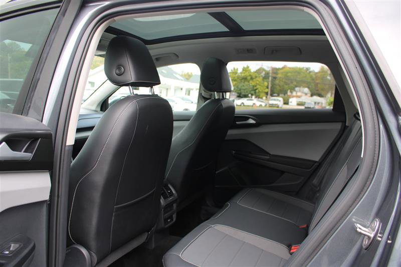 Used 2023 Volkswagen Taos SE w/ Panoramic Sunroof Package image 13