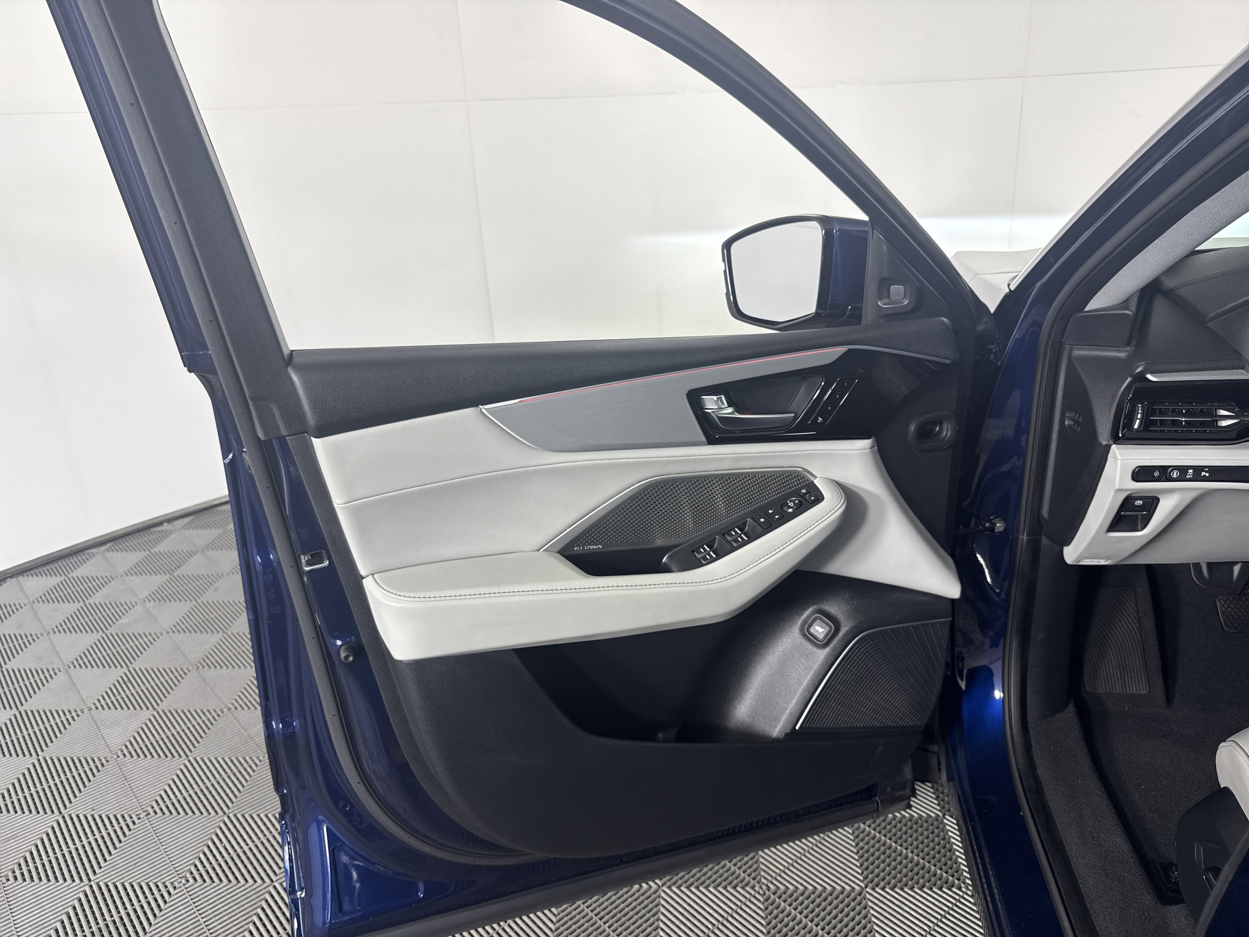 Used 2023 Acura MDX FWD w/ Technology Package image 13