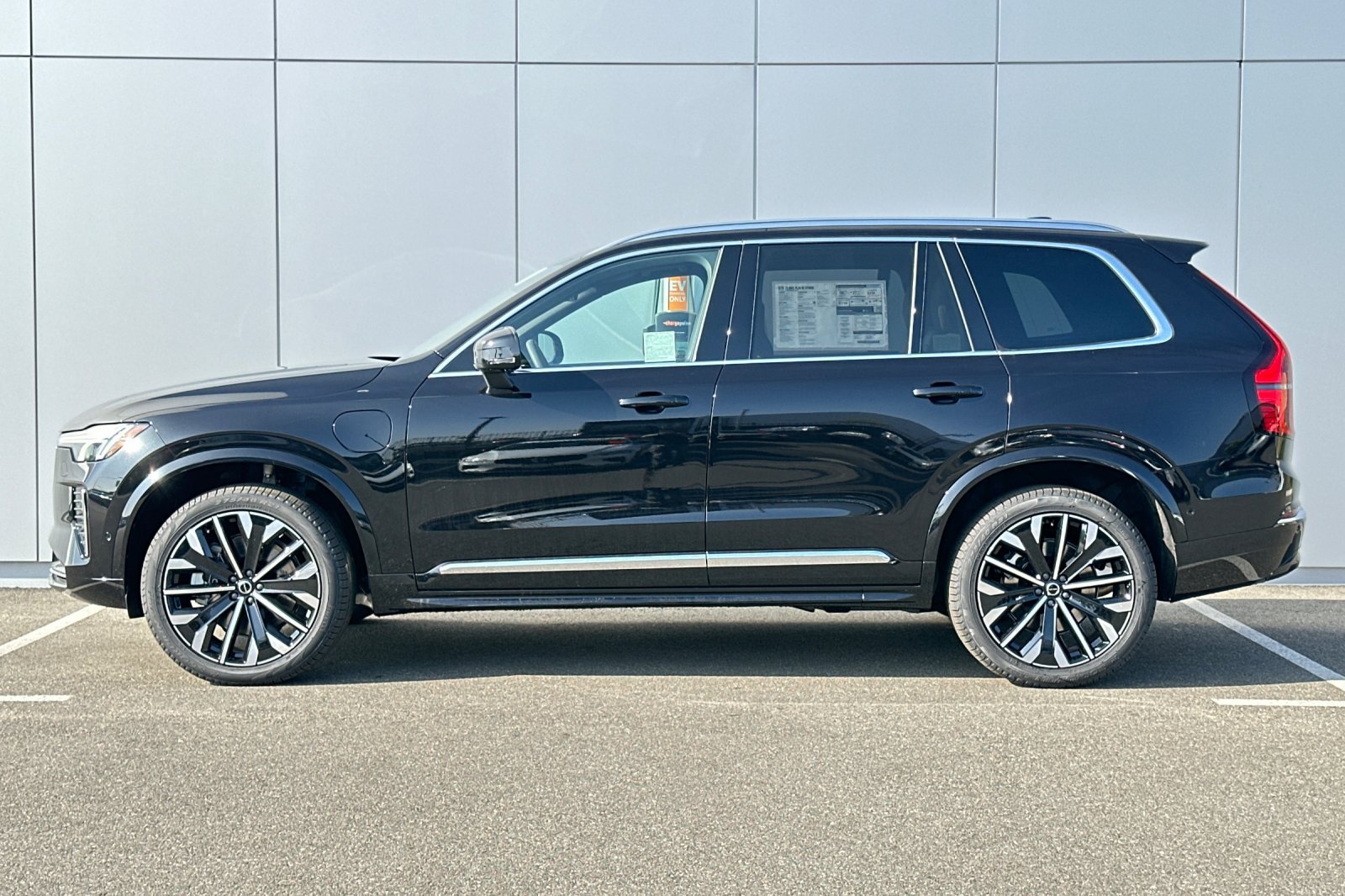 Used 2026 Volvo XC90 T8 Plus w/ Protection Package Premier AWD/4WD image 2