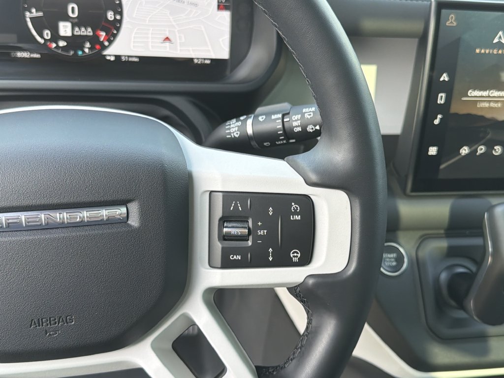 Used 2025 Land Rover Defender 110 X-Dynamic SE AWD/4WD image 23