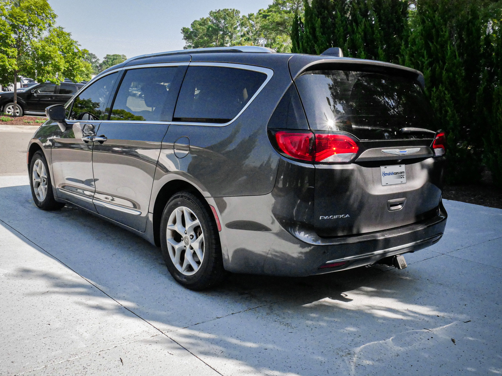 Used 2018 Chrysler Pacifica Touring-L Plus w/ Tire & Wheel Group FWD image 8