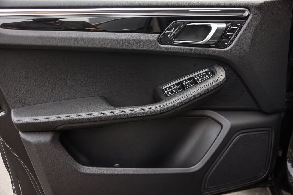 Certified 2025 Porsche Macan image 15
