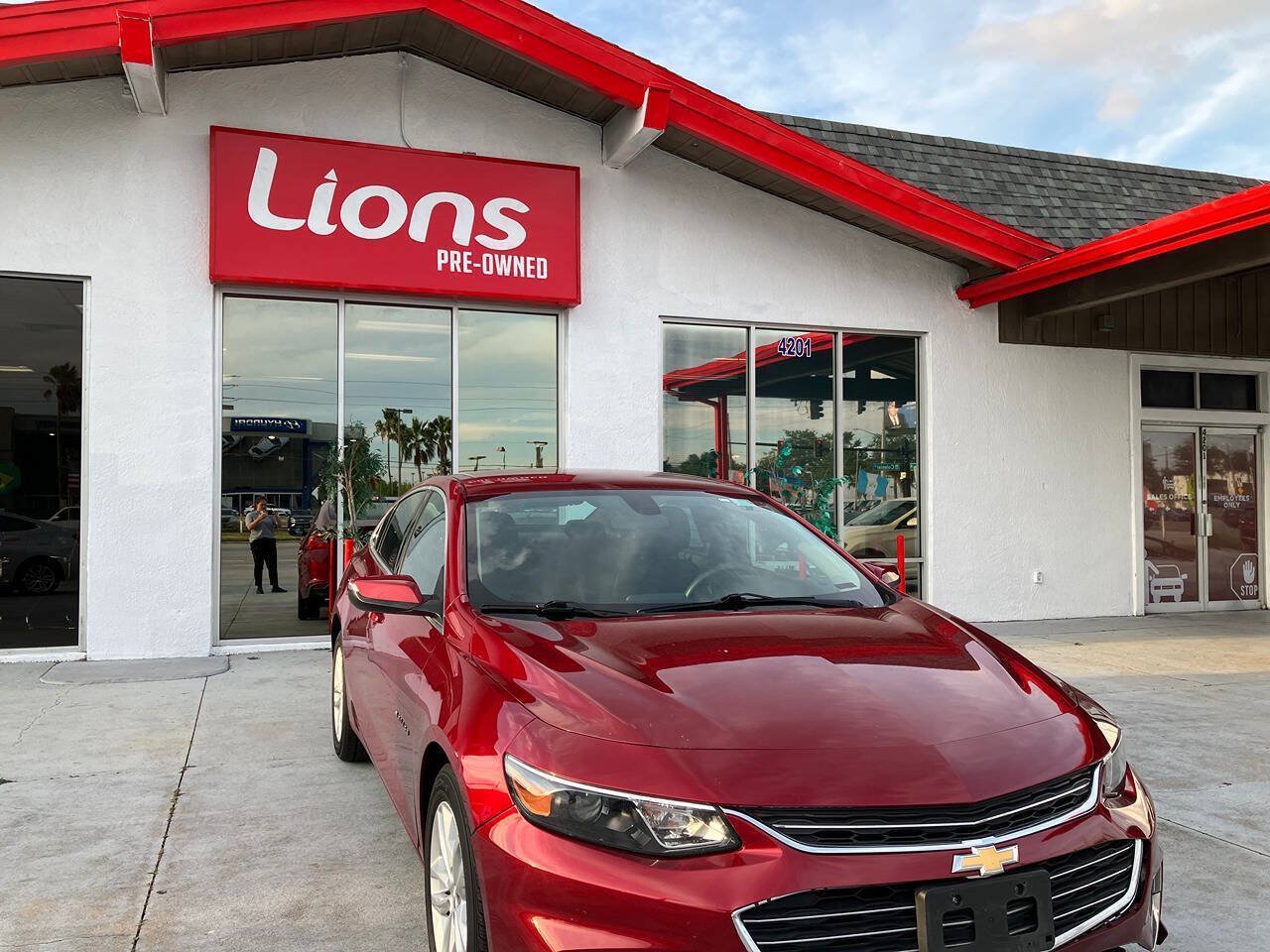 Used 2018 Chevrolet Malibu LT FWD image 1