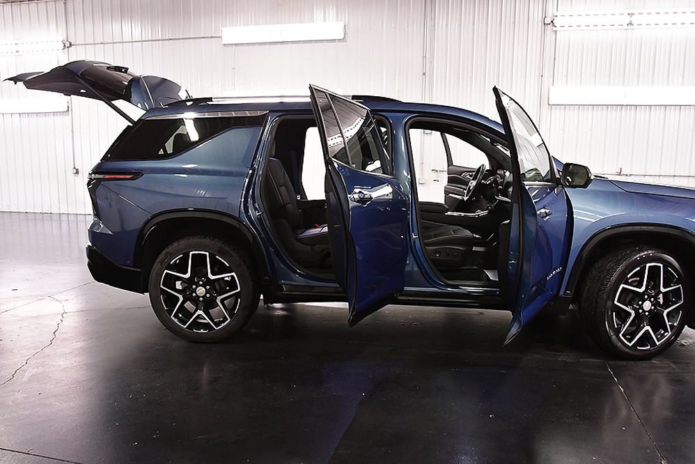 Used 2026 Chevrolet Traverse High Country w/ LPO, Floor Liner Package AWD/4WD image 31