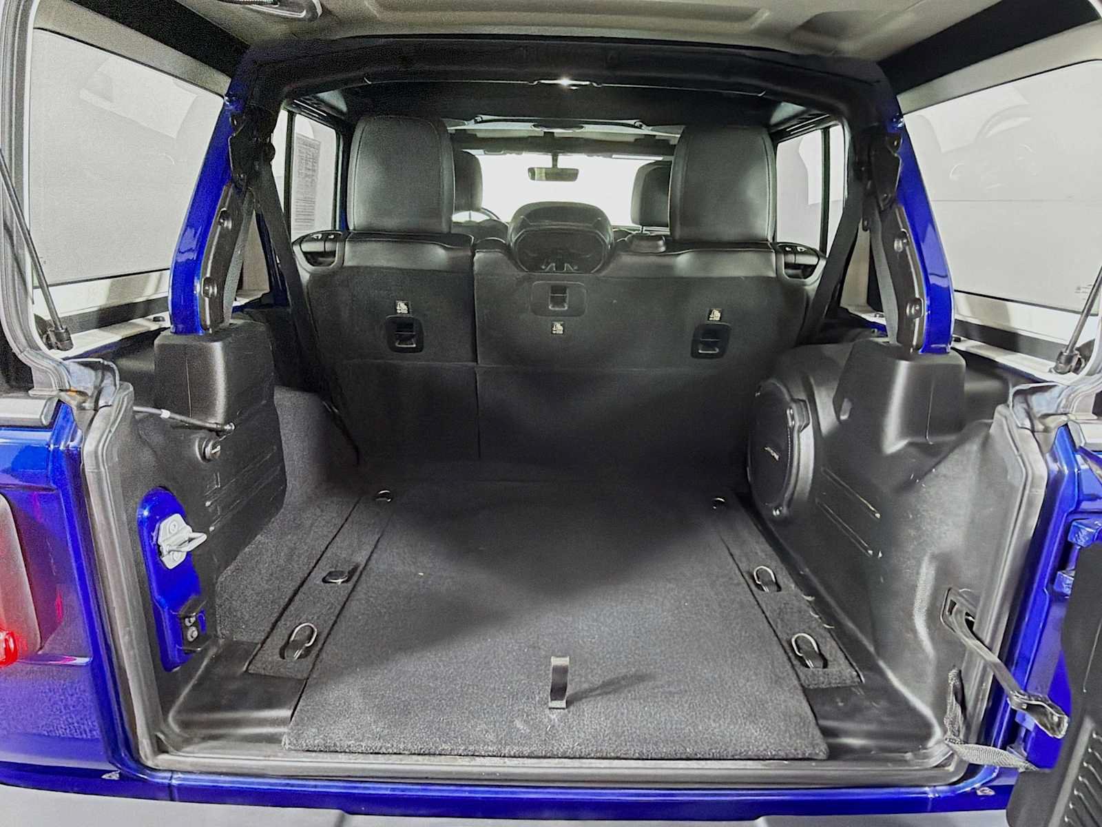 Used 2018 Jeep Wrangler Unlimited Sahara w/ Dual Top Group AWD/4WD image 24
