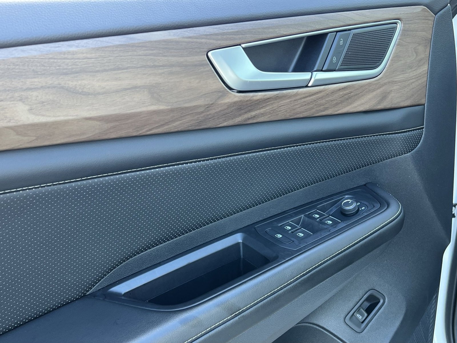 Used 2024 Volkswagen Atlas SE image 15