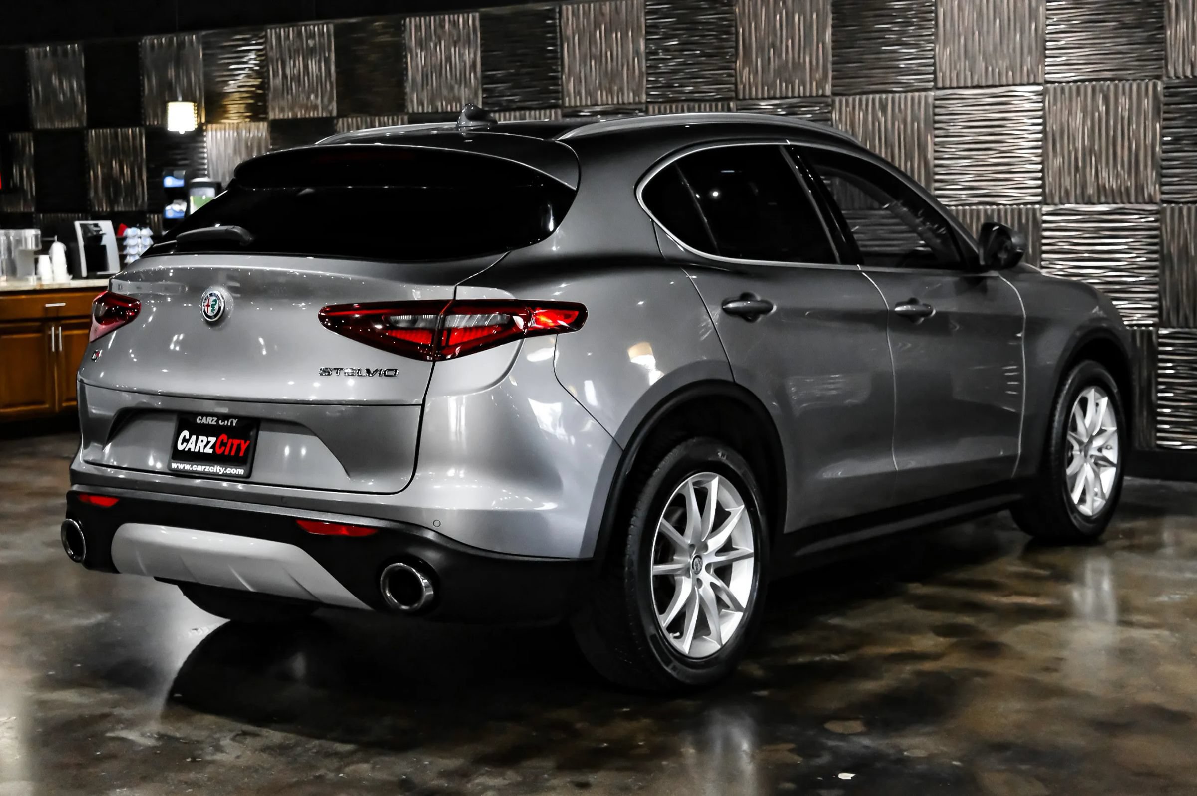 Used 2018 Alfa Romeo Stelvio Ti AWD/4WD image 9