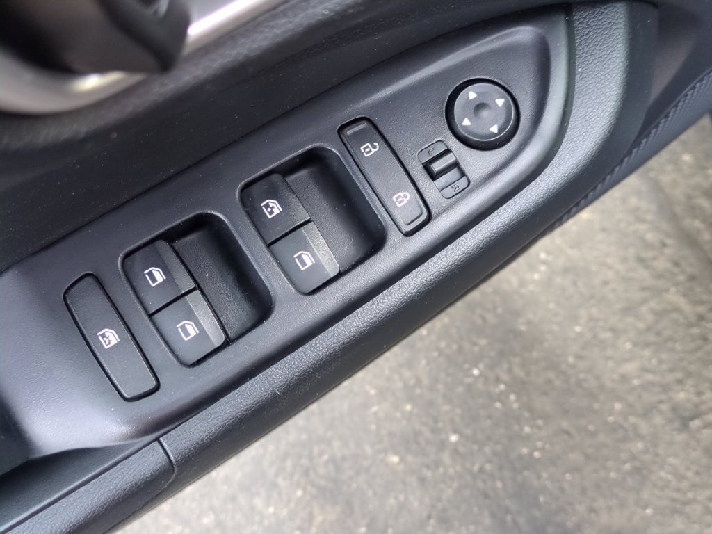 Certified 2025 Hyundai Venue SEL FWD image 18