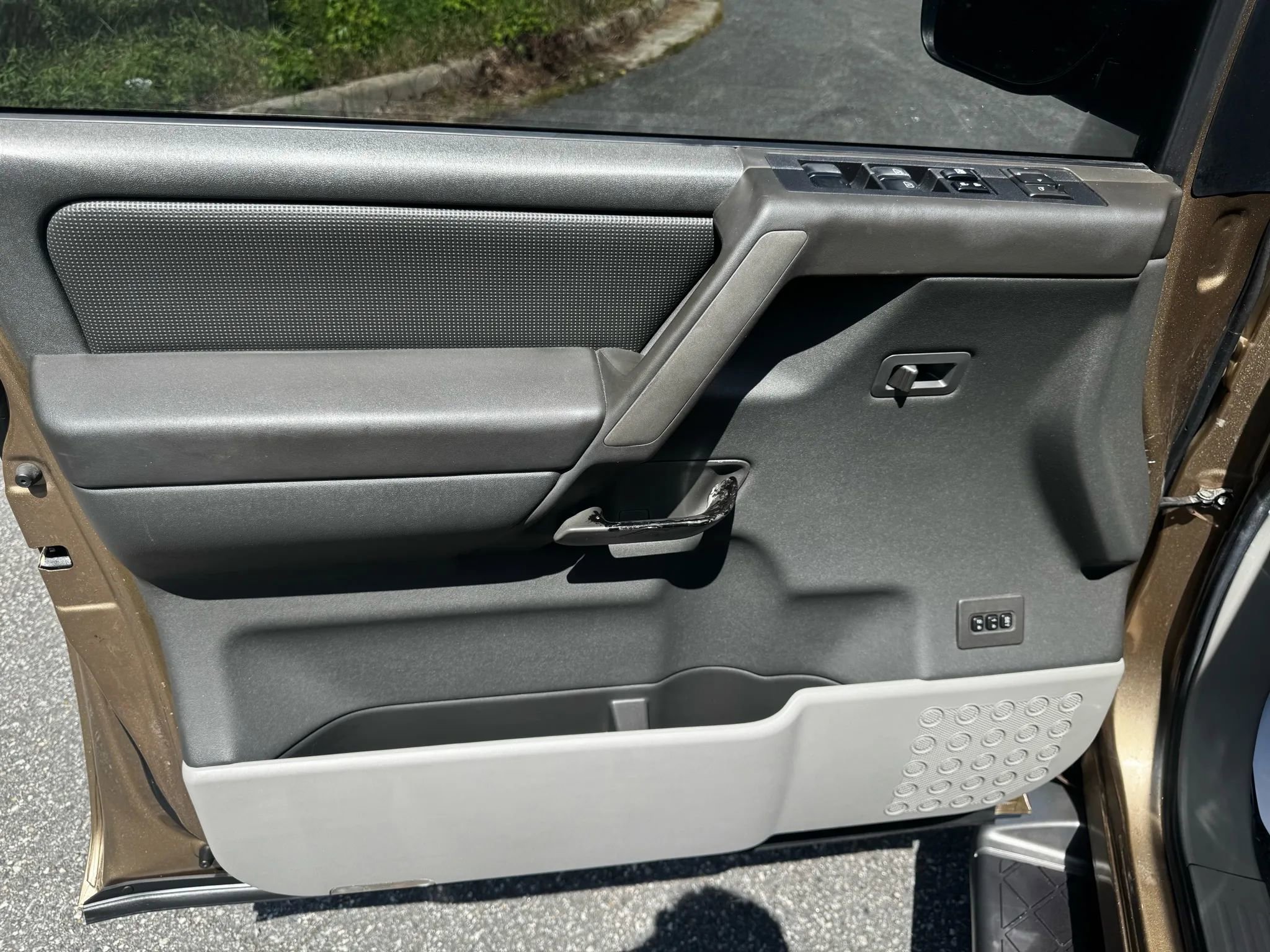 Used 2004 Nissan Armada LE image 13