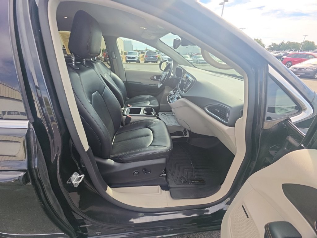 Used 2017 Chrysler Pacifica Touring-L Plus w/ Advanced Safetytec Group FWD image 33